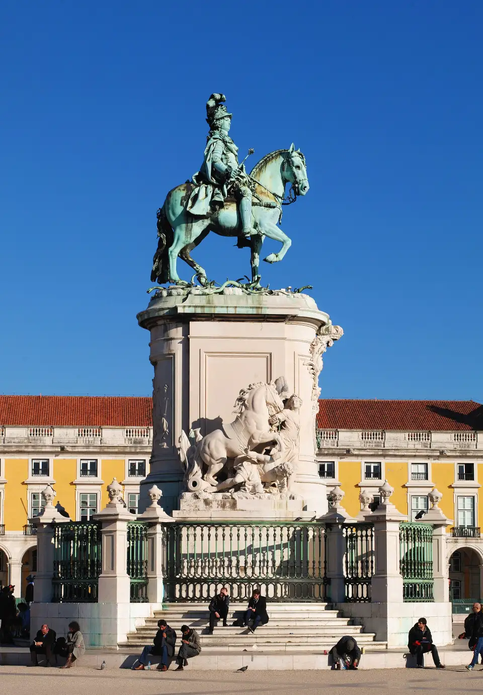 Estatua ecuestre de José I en la Praça do Comércio, ante los edificios amarillos con soportales