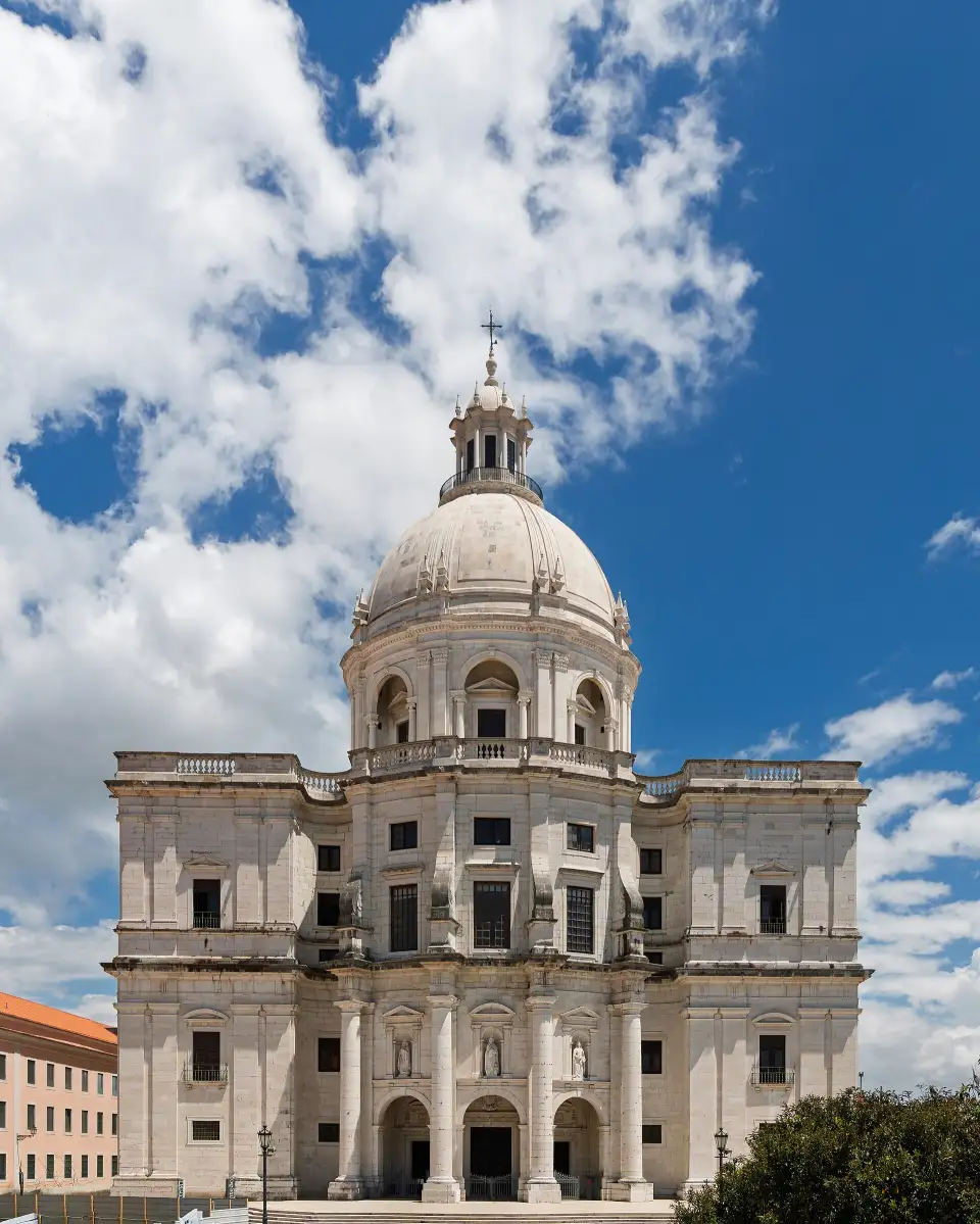Iglesia de Santa Engrácia, Panteón Nacional, con su gran cúpula blanca