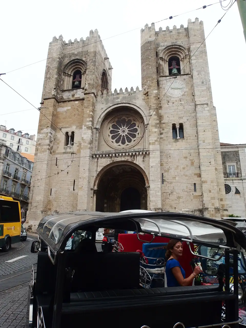 Fachada da Sé de Lisboa com as duas torres ameadas e a rosácea