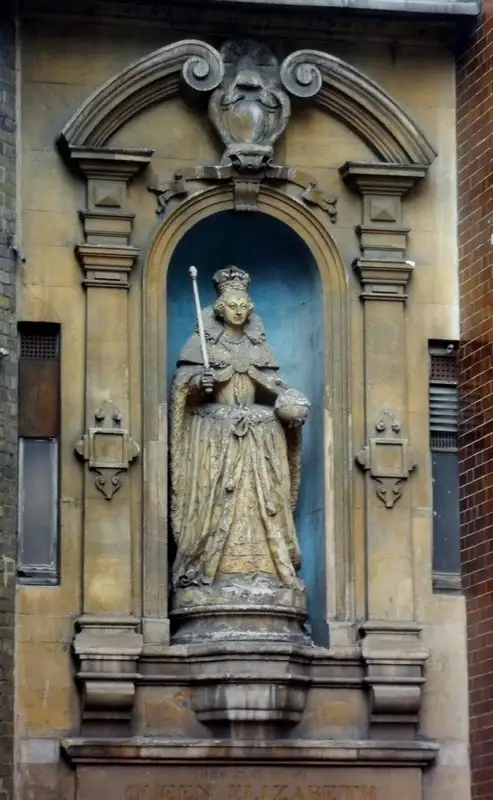 Estatua de Isabel I en la fachada de St Dunstan-in-the-West