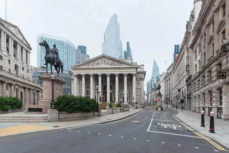 Pórtico de la Royal Exchange en el cruce de Bank, con la estatua de Wellington