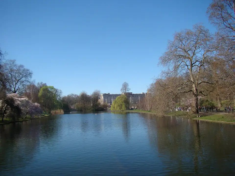 El lago de St James's Park con Buckingham al fondo, desde el Blue Bridge