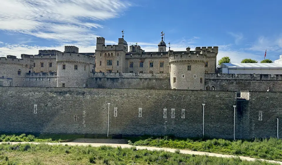 A Torre de Londres vista de Tower Hill