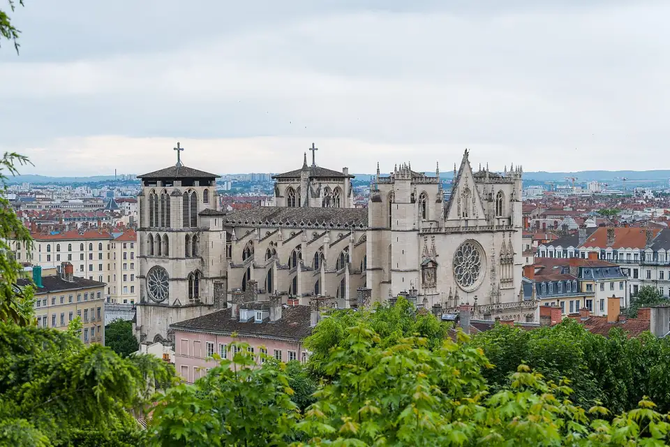 La cathédrale Saint-Jean vue de la colline, avec ses tours carrées et sa rosace, au-dessus des toits du Vieux Lyon