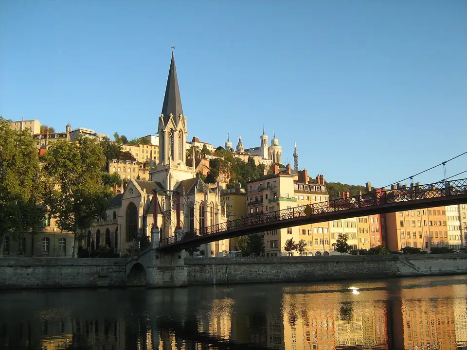 Die Kirche Saint-Georges an der Saône, darüber auf dem Hügel die Basilika von Fourvière und eine Hängebrücke für Fußgänger
