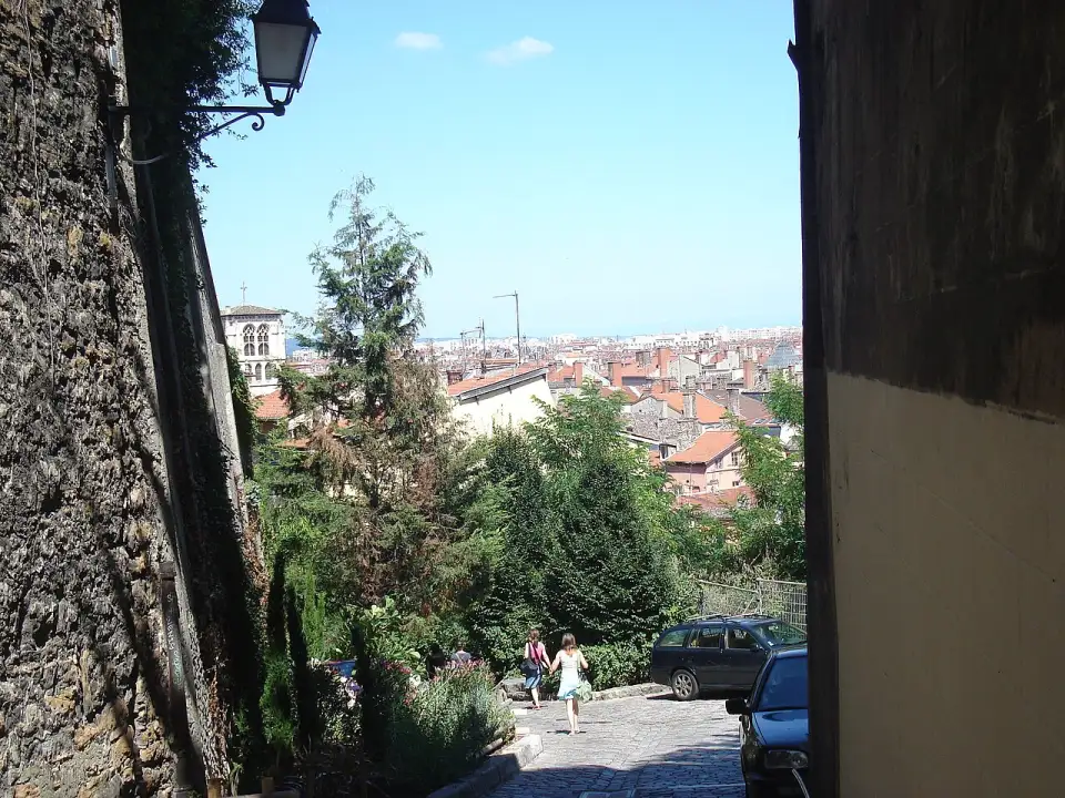 Vista da place Beauregard, na montée du Gourguillon, sobre os telhados de Lyon
