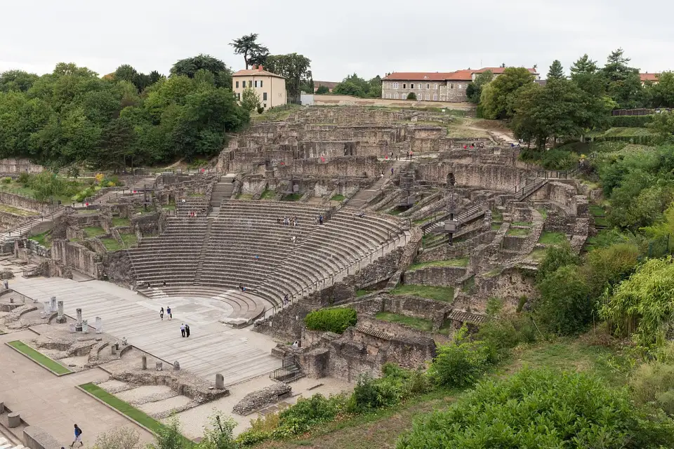 Gradins semi-circulaires en pierre du théâtre antique de Fourvière, entourés d'arbres