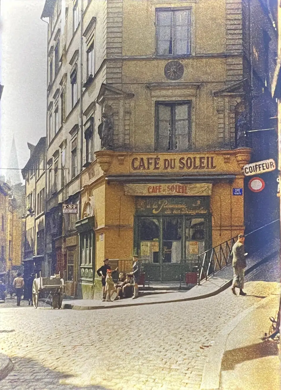 Fotografia antiga colorida do Café du Soleil na place de la Trinité