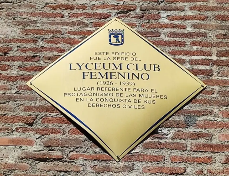 Lyceum Club Femenino plaque on the façade