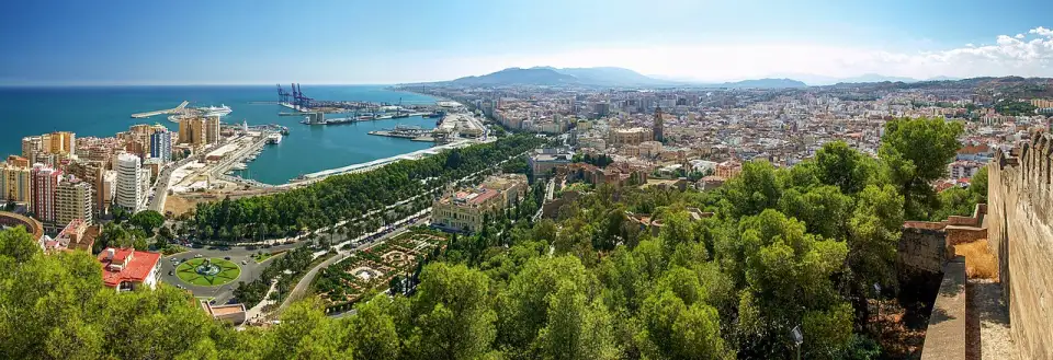 Panoramablick vom Gibralfaro auf Málaga und seinen Hafen