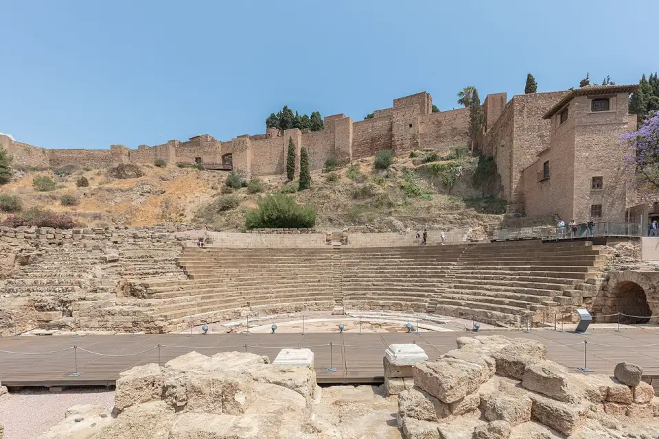 Sitzreihen des Römischen Theaters von Málaga, darüber die Alcazaba