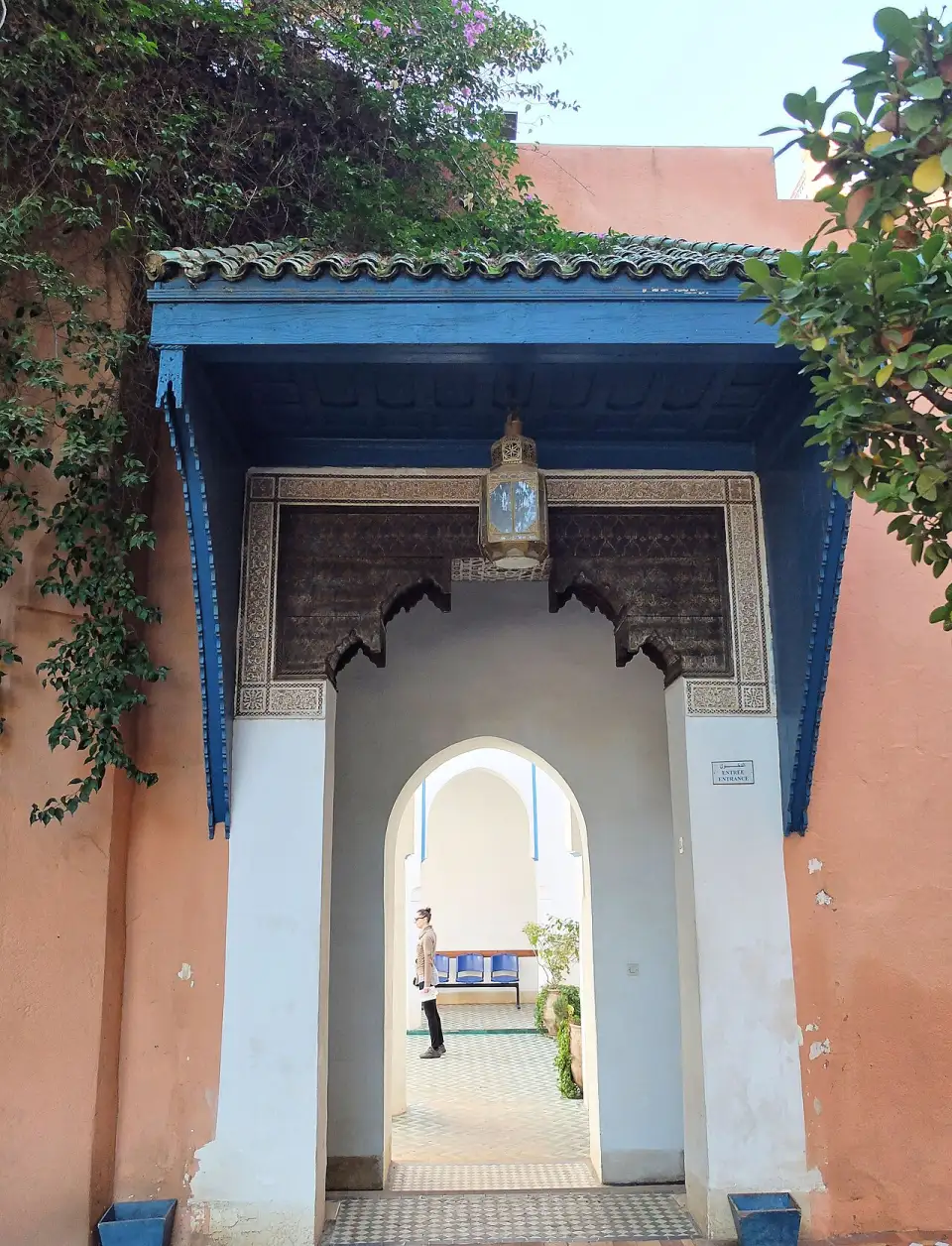 Portail encadré de bleu et de blanc au palais de la Bahia