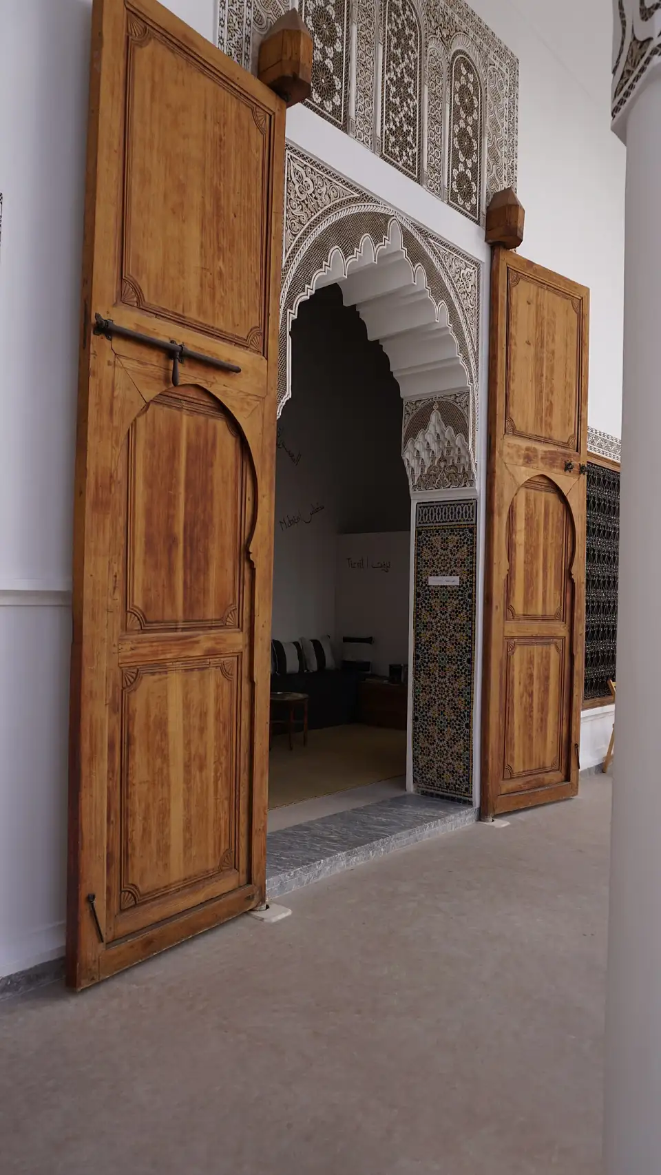 Grande porte en bois ouverte à l'entrée de Dar Bellarj