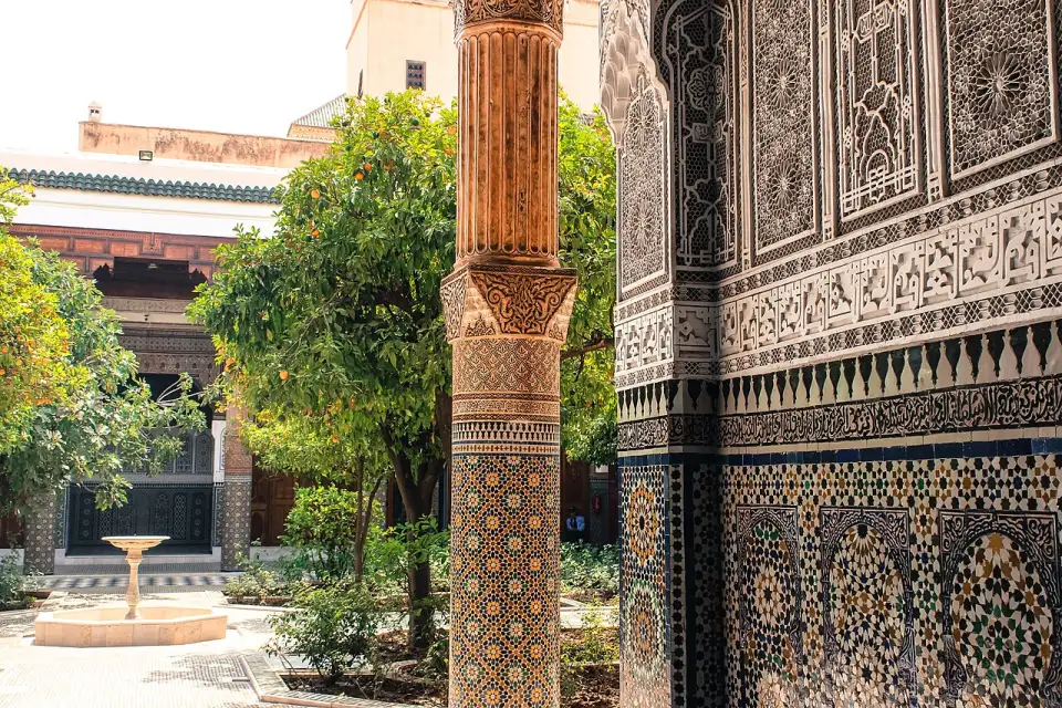 Patio de Dar el Bacha con columnas de cerámica y estuco tallado