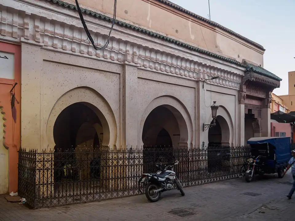 Fonte Mouassine com três grandes arcos numa rua da medina