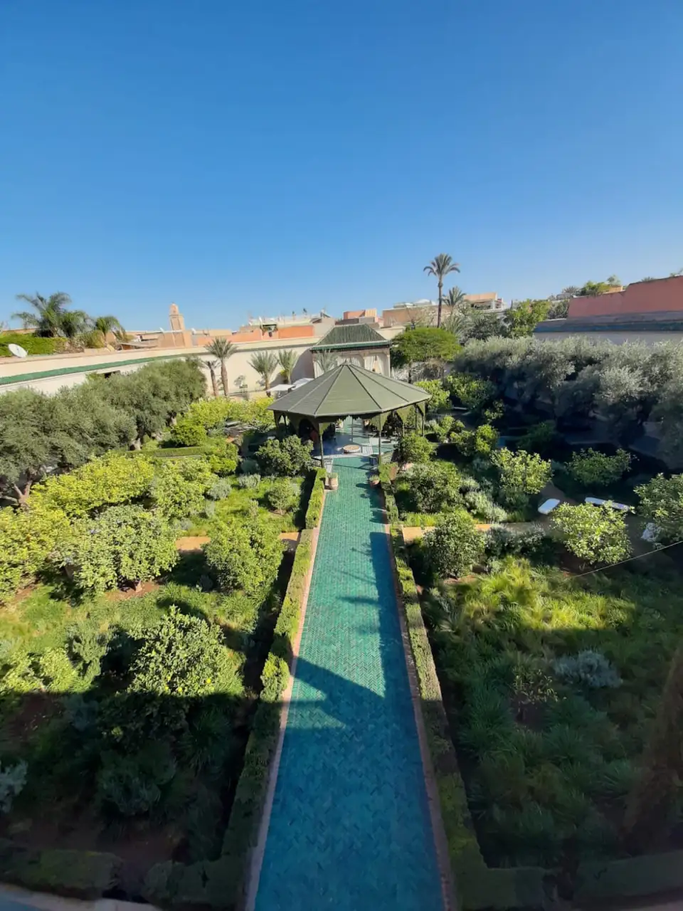 Jardín islámico de Le Jardin Secret con un canal de agua central