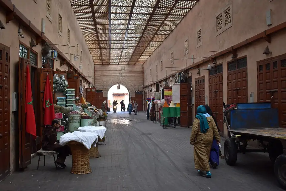 Rue commerçante couverte du Mellah de Marrakech