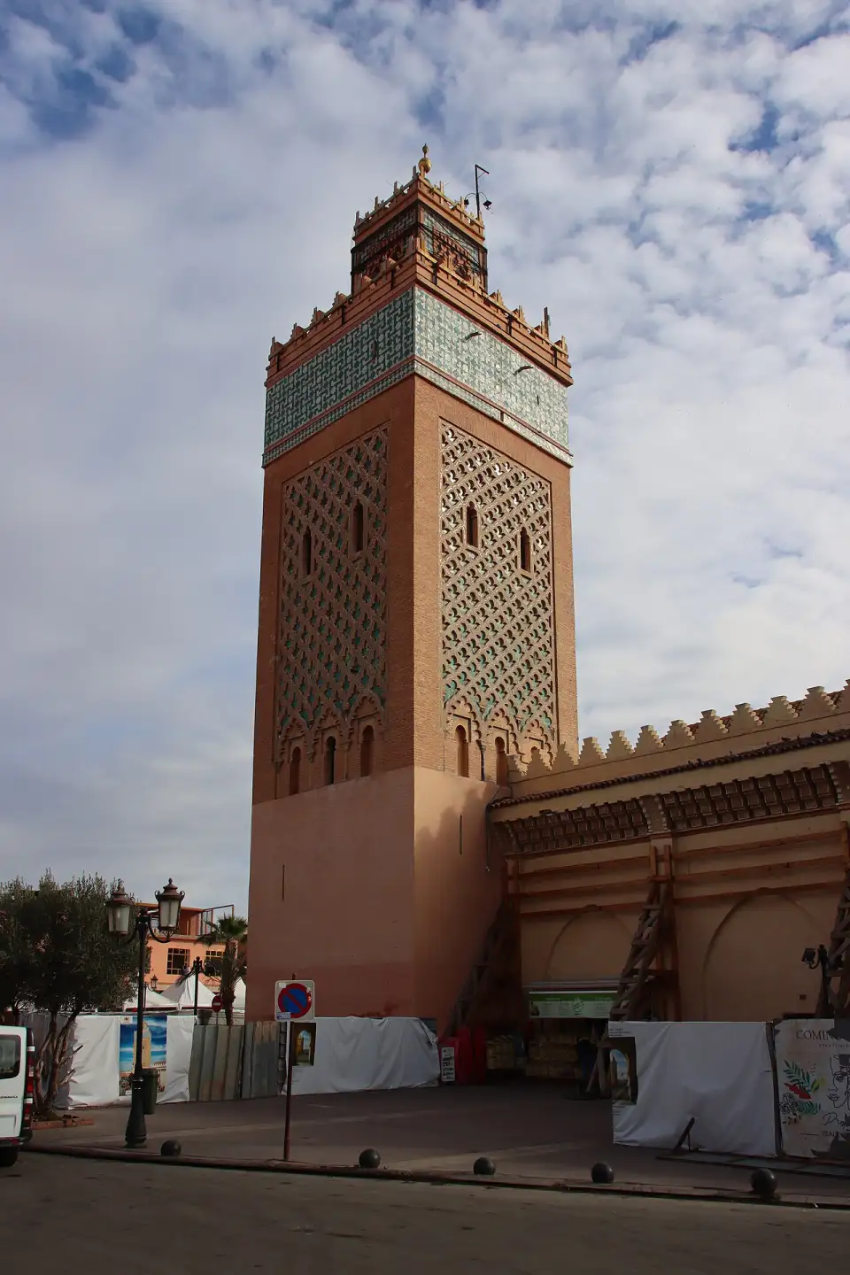 Alminar de la mezquita de la Kasbah con decoración de cerámica verde