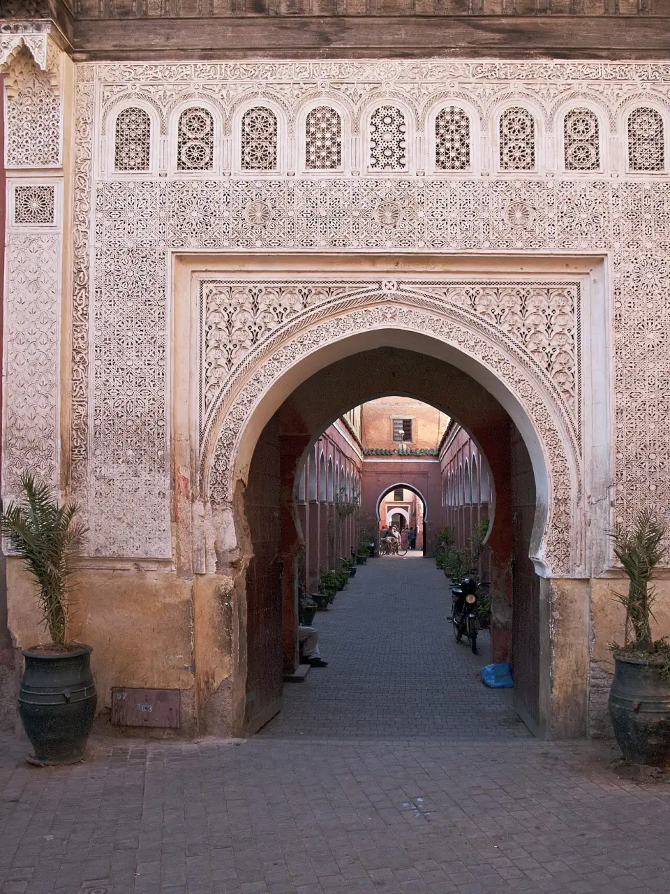 Arco de entrada decorado que dá acesso ao conjunto de Sidi Bel Abbès
