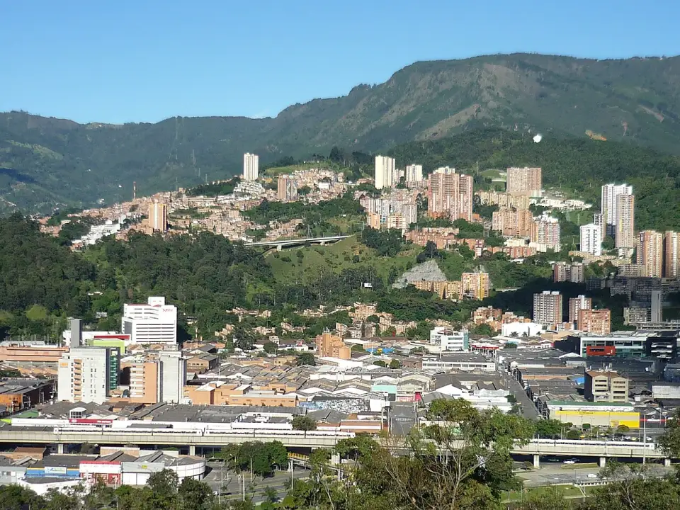 Das Zentrum und der Osten von Medellín mit den Bergen im Hintergrund