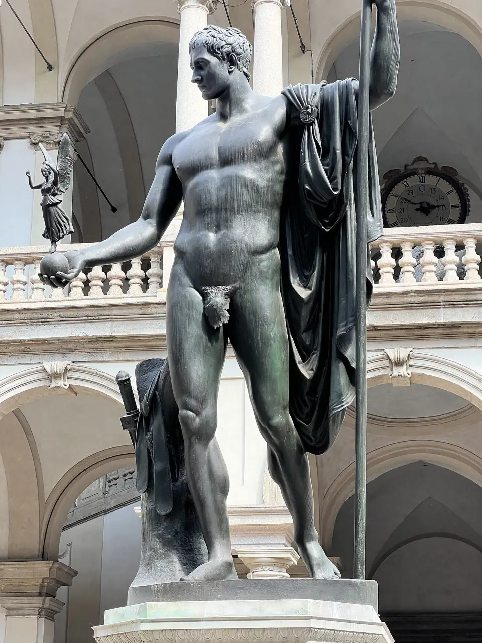 Estatua de bronce de Napoleón como Marte pacificador en el patio de Brera