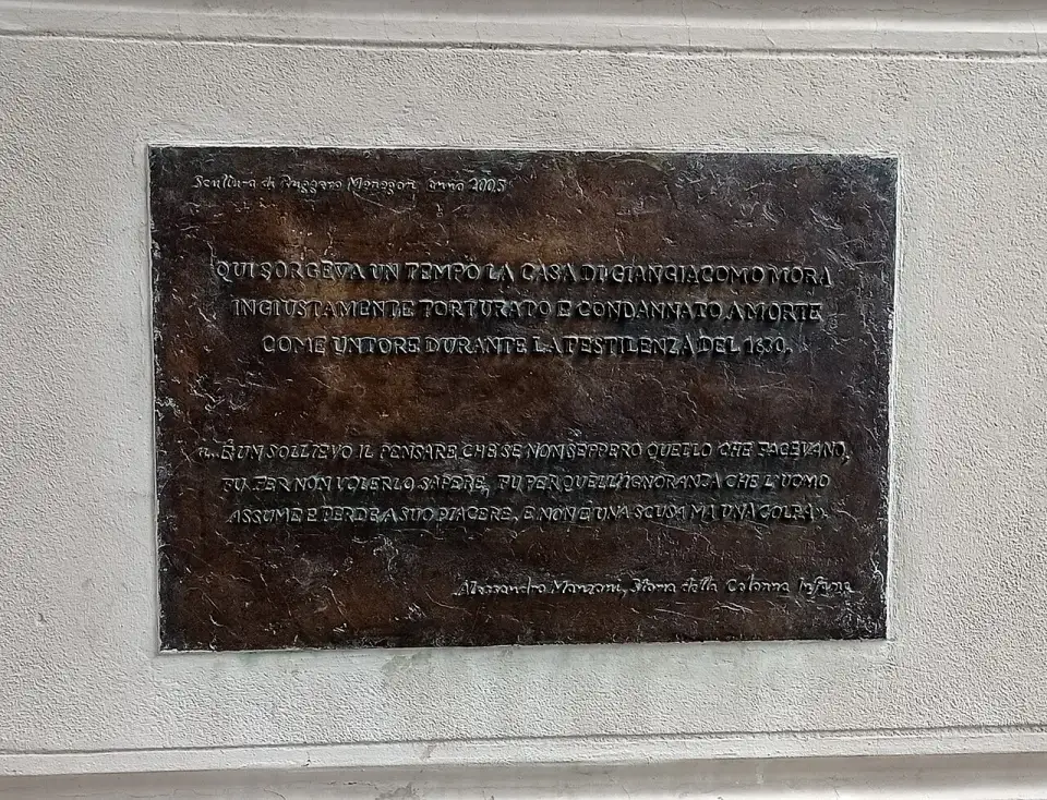 Placa de bronze que lembra a casa do barbeiro Gian Giacomo Mora