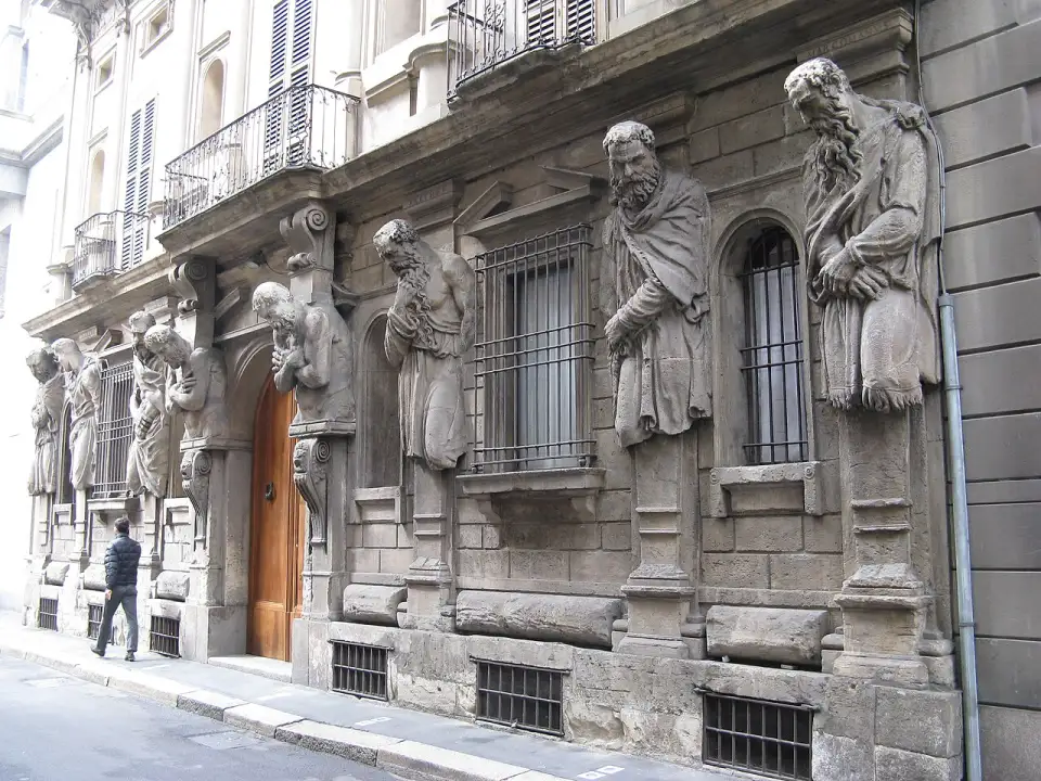 Detalle de los gigantes de piedra que sostienen la fachada de la Casa degli Omenoni
