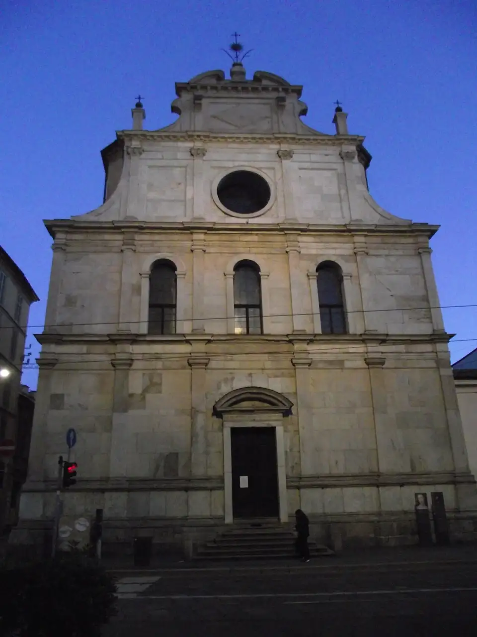 Fachada de piedra gris de la iglesia de San Maurizio en el corso Magenta