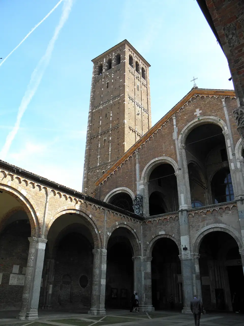Atrium à portiques et façade de brique de la basilique Sant'Ambrogio avec son clocher