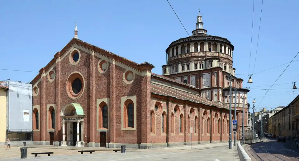 Iglesia de ladrillo de Santa Maria delle Grazie con su gran cimborrio renacentista