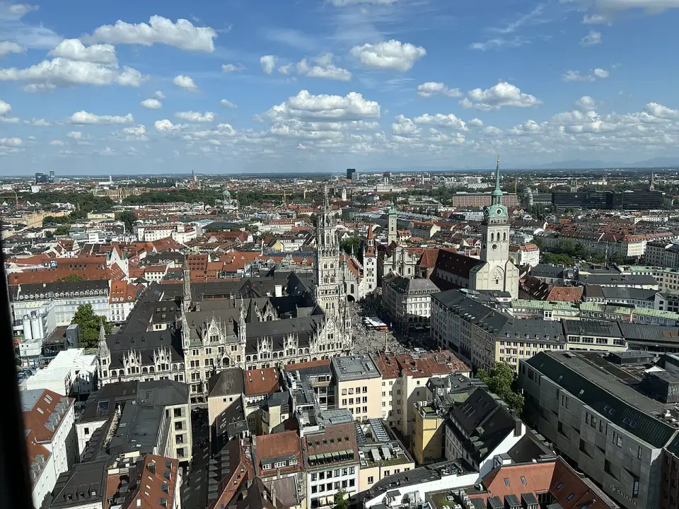 Die Dächer Münchens vom Turm der Frauenkirche aus, mit dem Neuen Rathaus und dem Turm des Alten Peter