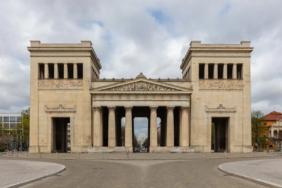 Los Propyläen de la Königsplatz, puerta dórica con dos torres macizas