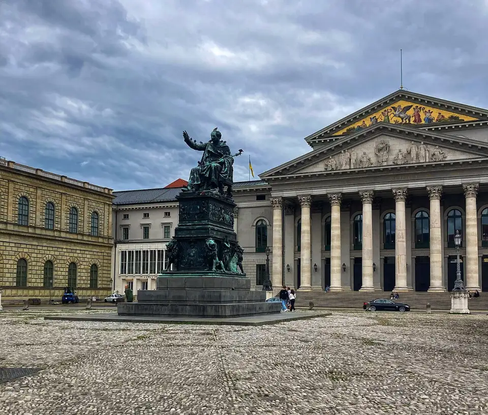 Monument au roi Maximilien Iᵉʳ Joseph assis devant le portique à colonnes du Nationaltheater