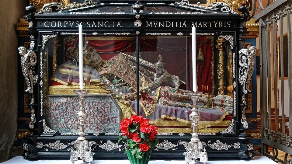 Urna preta e prata com o esqueleto adornado de joias de santa Munditia, em St. Peter