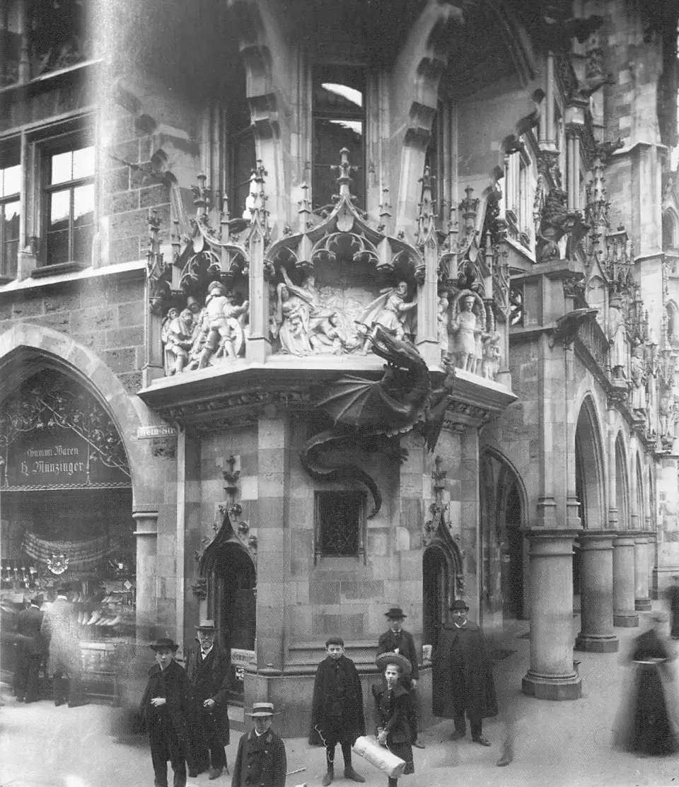Fotografia antiga da esquina do Wurmeck com o dragão e pedestres