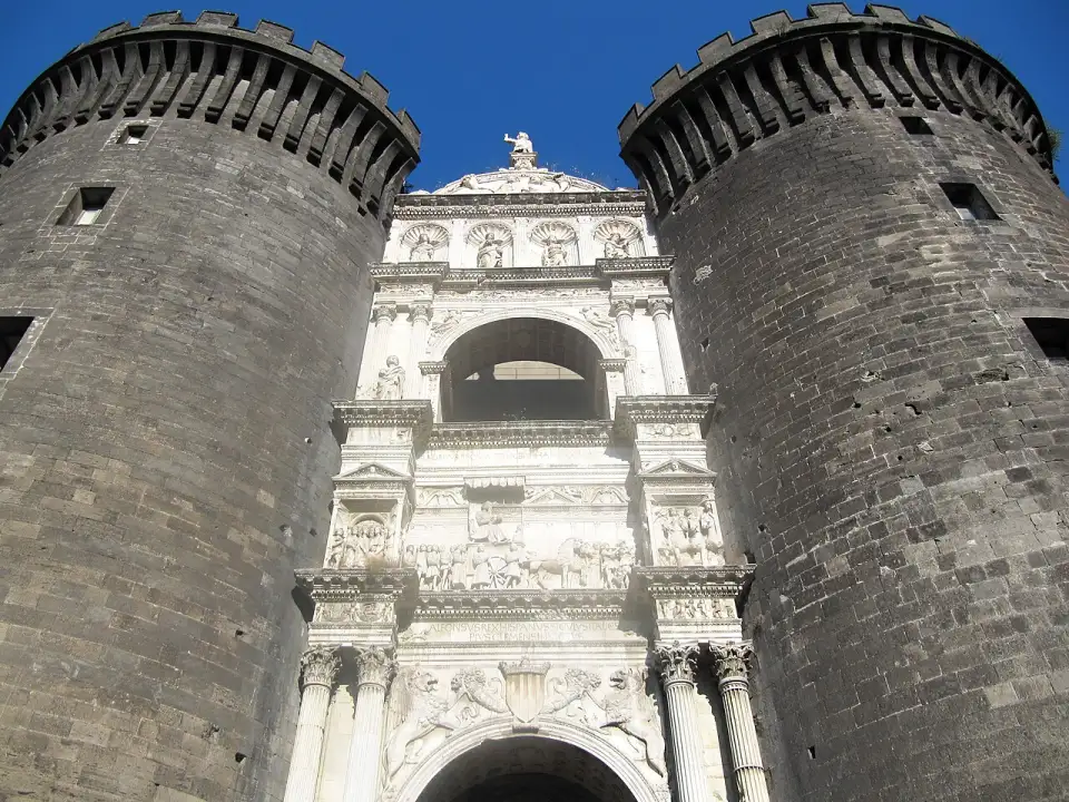 L'arco trionfale rinascimentale di Alfonso d'Aragona tra due torri di Castel Nuovo
