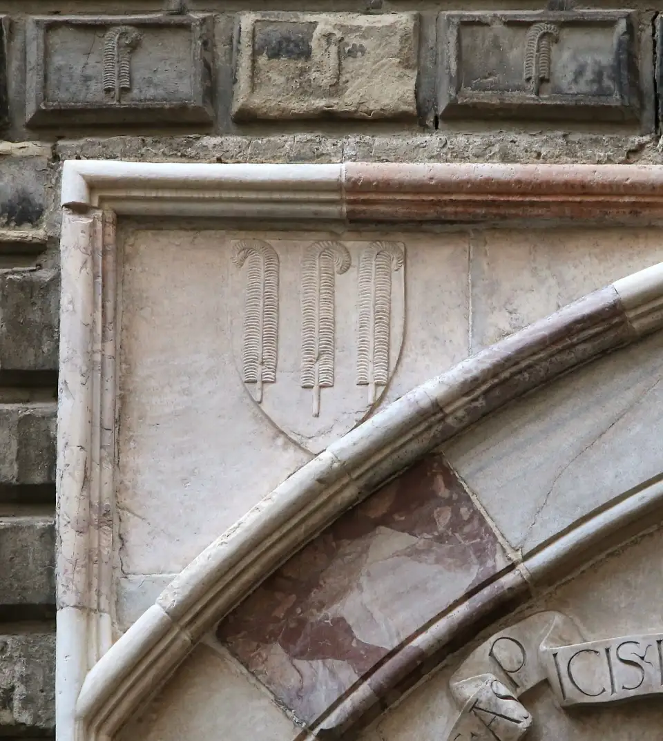 Brasão com três penas no portal do Palazzo Penne