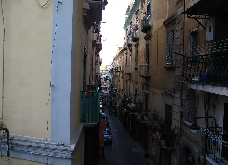 Enge, steile Gasse im Spanischen Viertel mit Balkonen und aufgehängter Wäsche