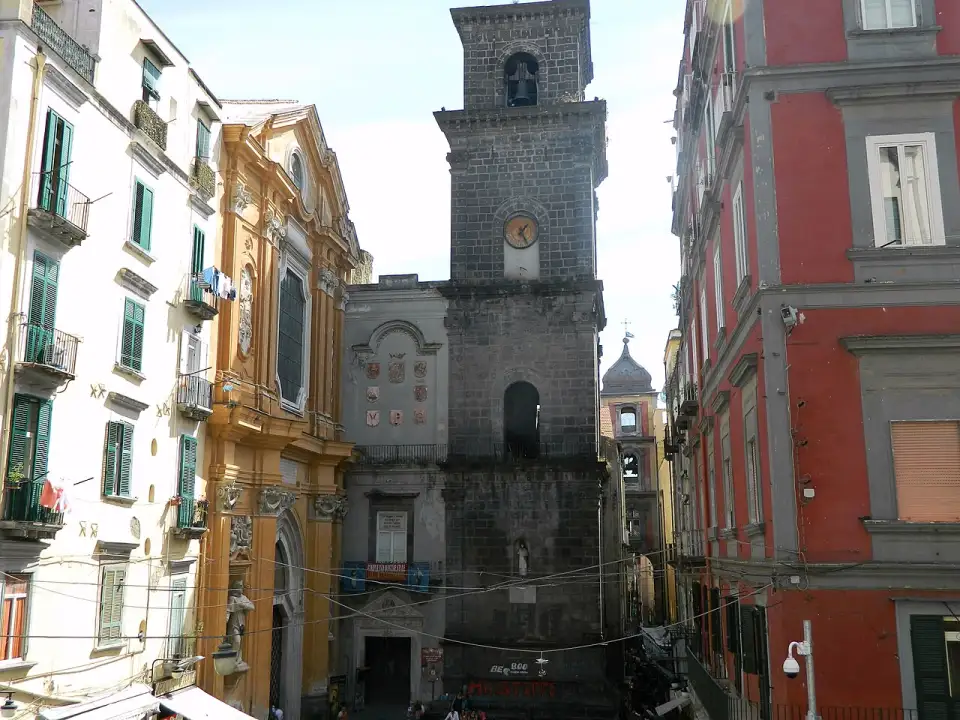 Barockfassade von San Lorenzo Maggiore mit dem Glockenturm aus dunklem Stein an der Piazza San Gaetano