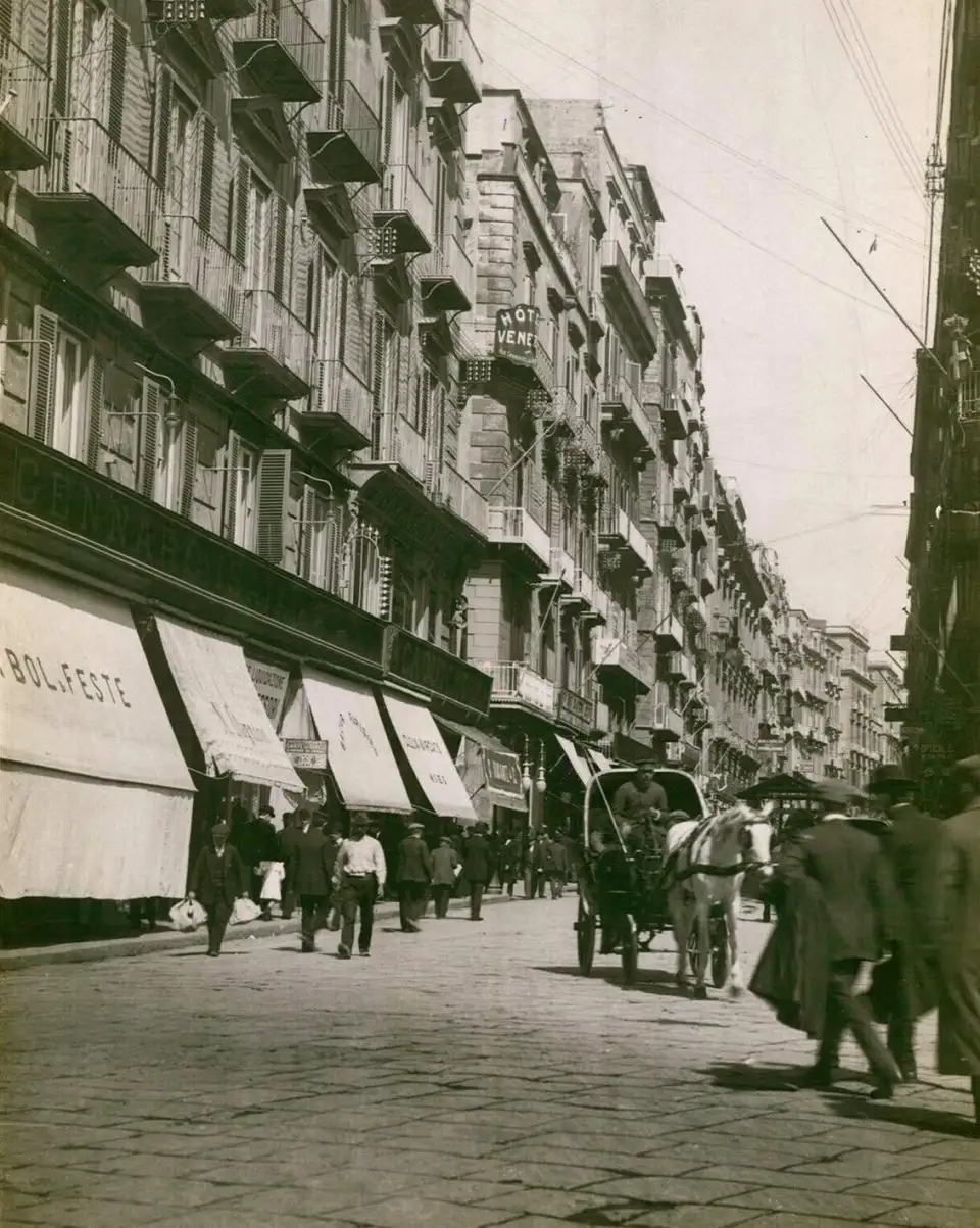 Altes Foto der Via Toledo im Jahr 1922 mit Kutschen und Markisen