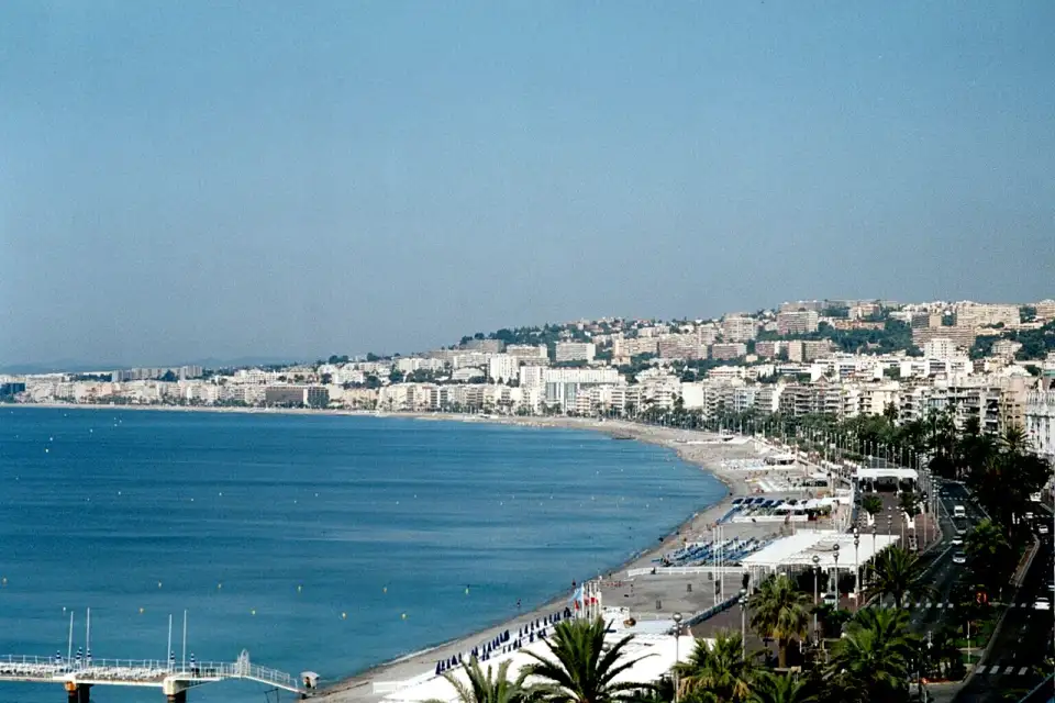 Die Engelsbucht und die Promenade des Anglais von oben, mit türkisfarbenem Meer