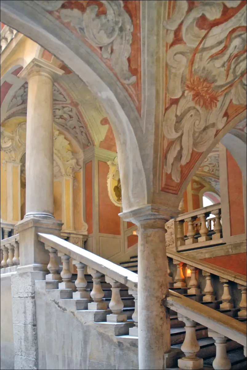 Escadaria de honra do palácio Lascaris, com balaustradas e tetos pintados a afresco