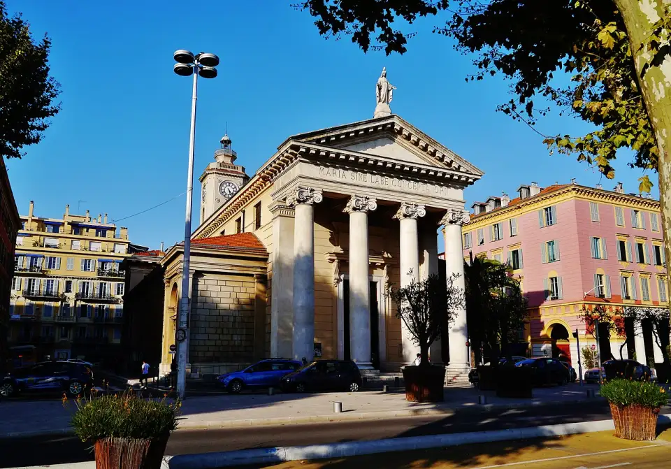 Die Kirche Notre-Dame-du-Port mit ihrer klassischen Tempelfront am Hafen