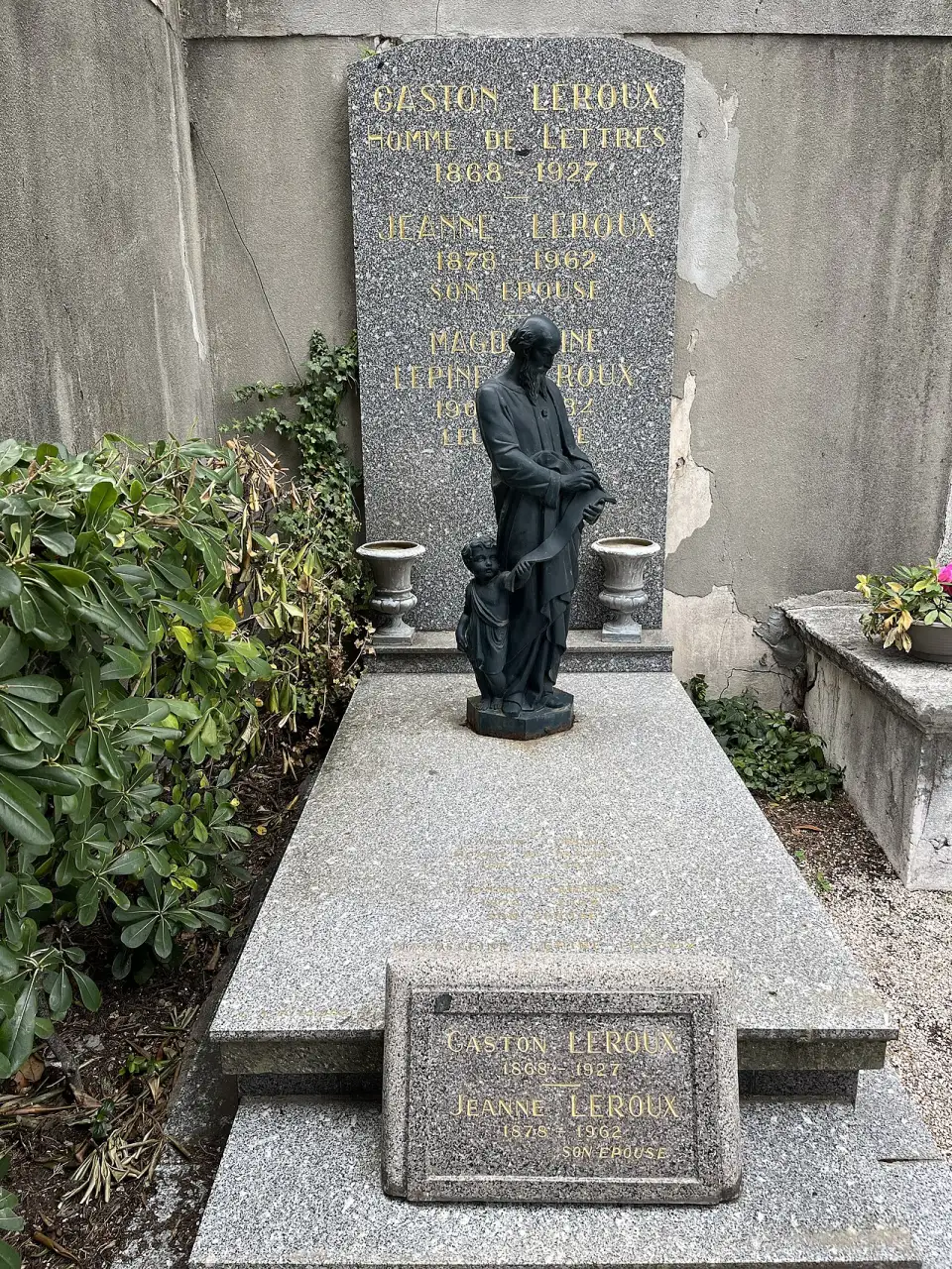 Túmulo de Gaston Leroux com uma estátua de bronze no cemitério do Castelo