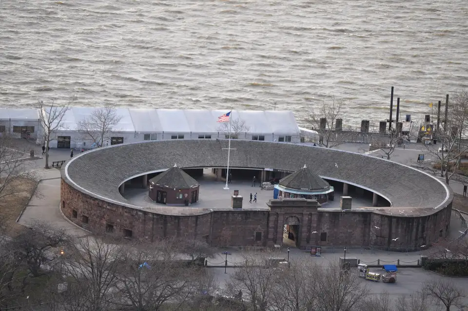 Castle Clinton visto desde lo alto, junto a la bahía de Nueva York