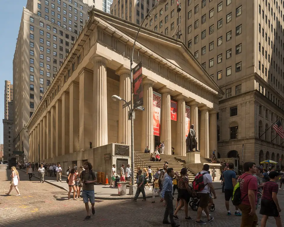 Federal Hall sur Wall Street, avec ses colonnes doriques et la statue de Washington