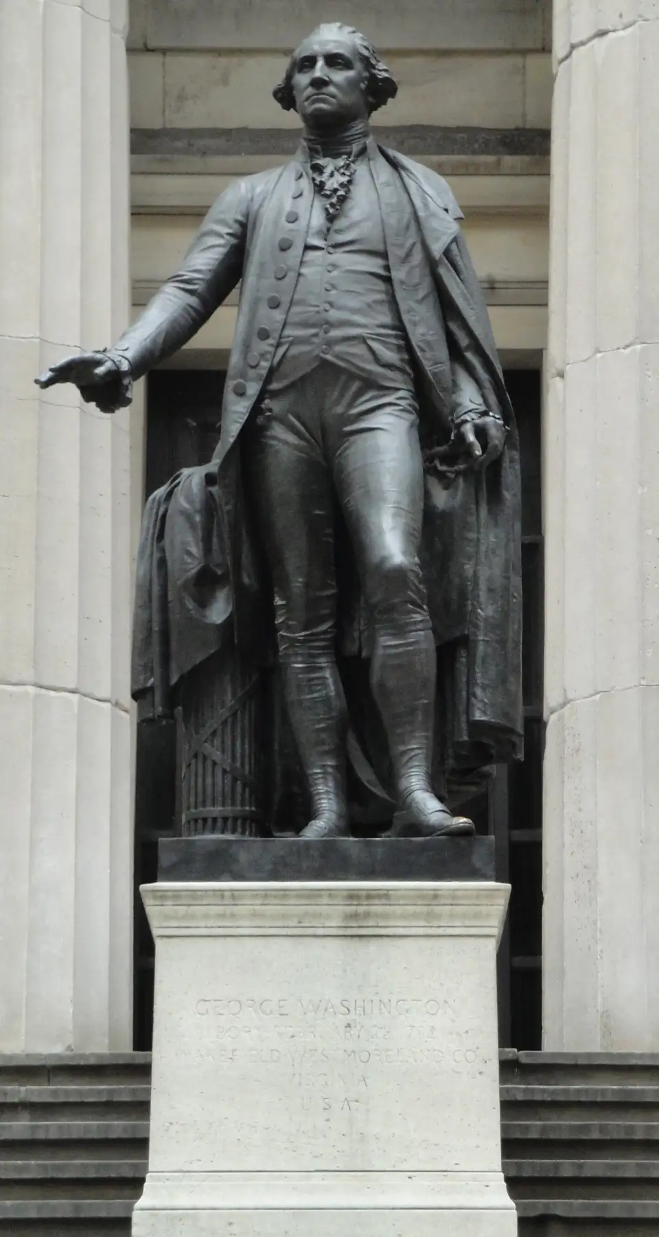 Estátua de bronze de George Washington na escadaria do Federal Hall