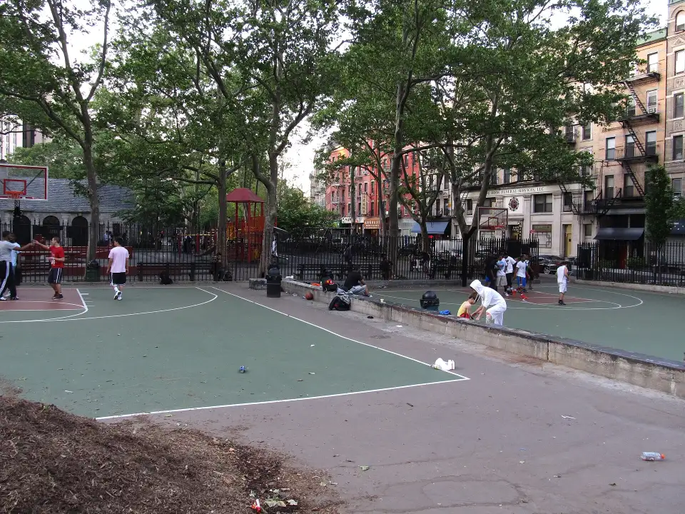 Terrains de sport et arbres de Columbus Park à Chinatown, l'ancien Five Points