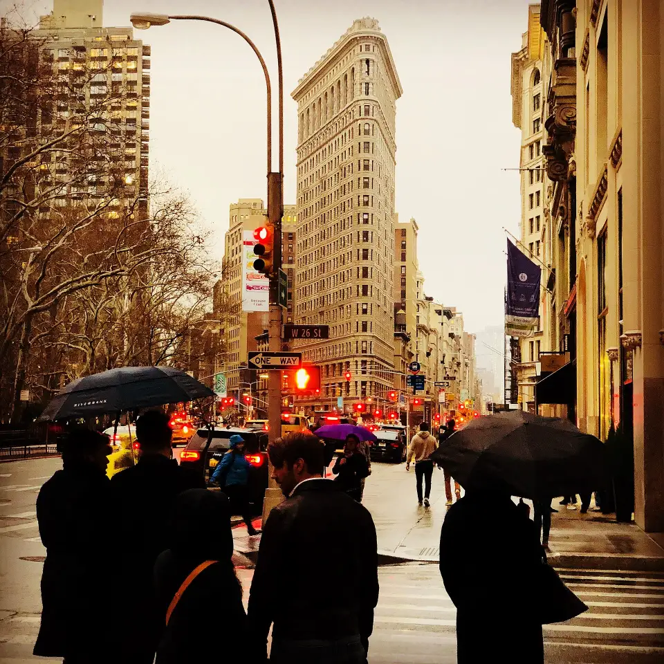 El edificio Flatiron, con su forma triangular, en el cruce de la Quinta Avenida y Broadway