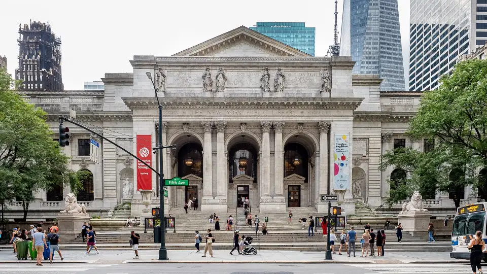Fachada da Biblioteca Pública de Nova York na Quinta Avenida, com seus dois leões